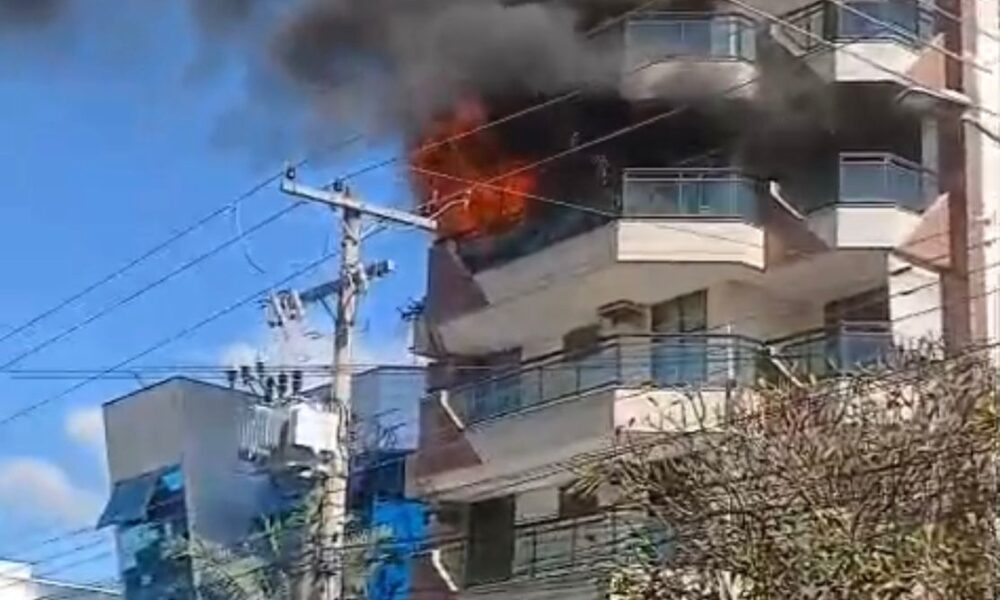 Edifício residencial pega fogo no Centro de Pádua