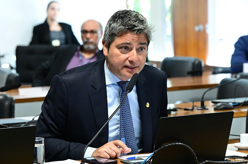 Senador da República conversa com membros da CDL