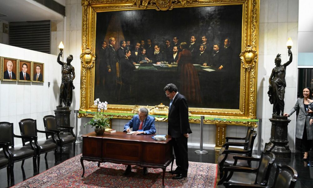 Ex-governador lança livro no Rio