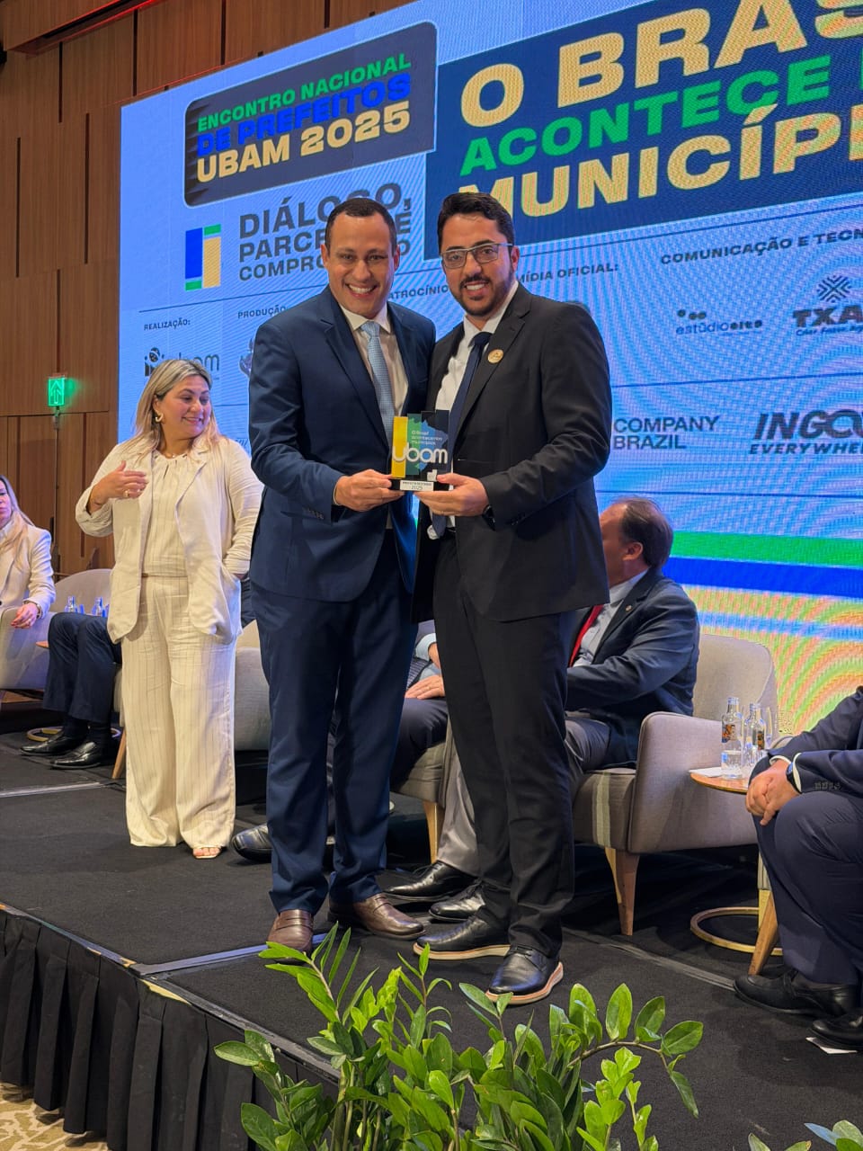 Lauro Fabri à direita recebe a homenagem