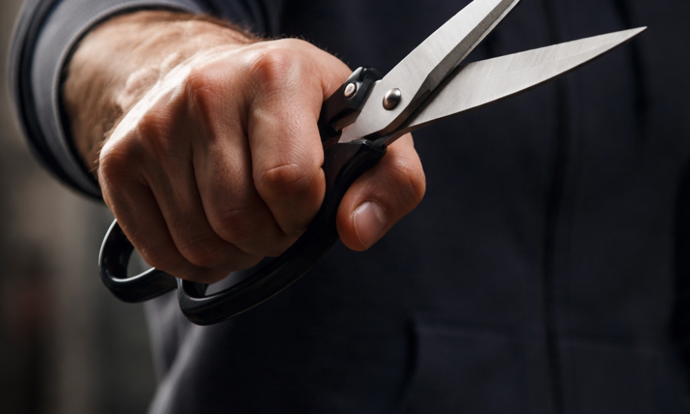 Mulher é agredida com tesoura