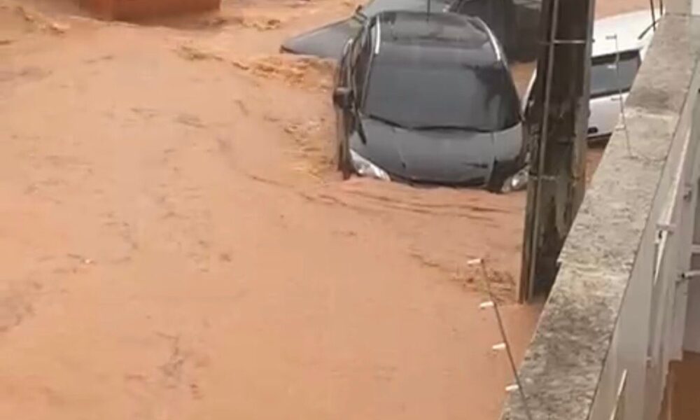 Chuva intensa em Itaperuna provoca alagamento e arrasta carros